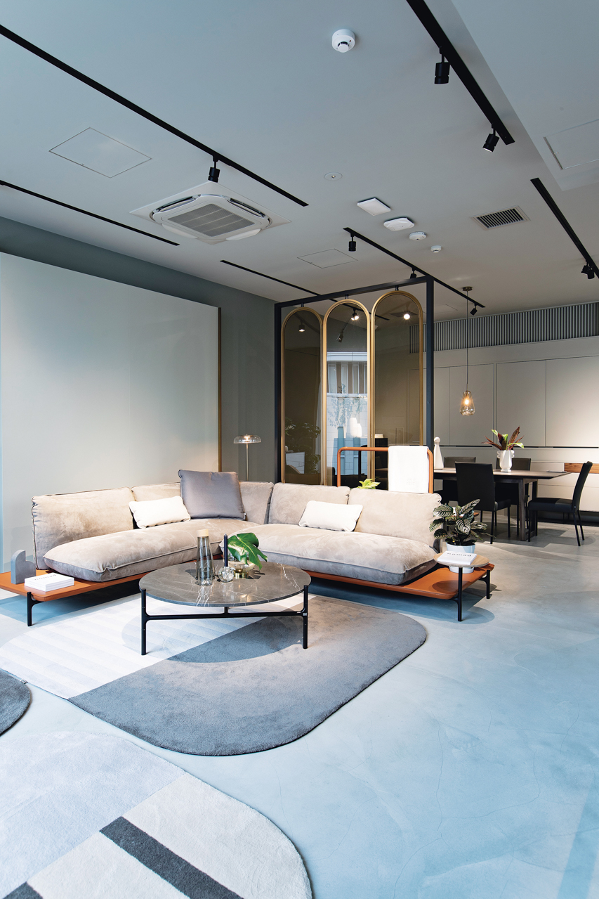 変化に富んだ現在のライフスタイルにマッチするよう、ユニバーサルにデザインされたシステムソファ「ADDIT（アディット）」