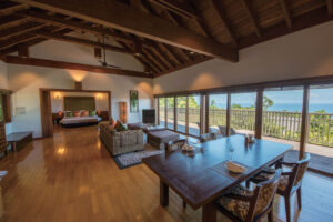 広々としたヴィラタイプのスイートは、海に面した部屋に幅広のウッドデッキを設置。屋久島の風を感じながら、贅沢なパノラマビューを心ゆくまで堪能できる