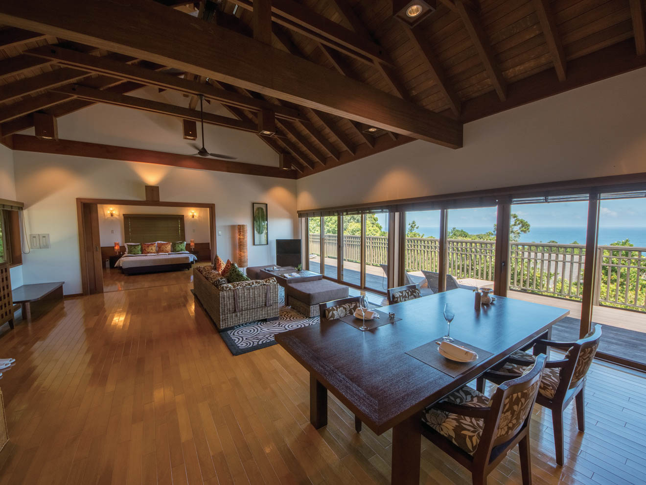 広々としたヴィラタイプのスイートは、海に面した部屋に幅広のウッドデッキを設置。屋久島の風を感じながら、贅沢なパノラマビューを心ゆくまで堪能できる