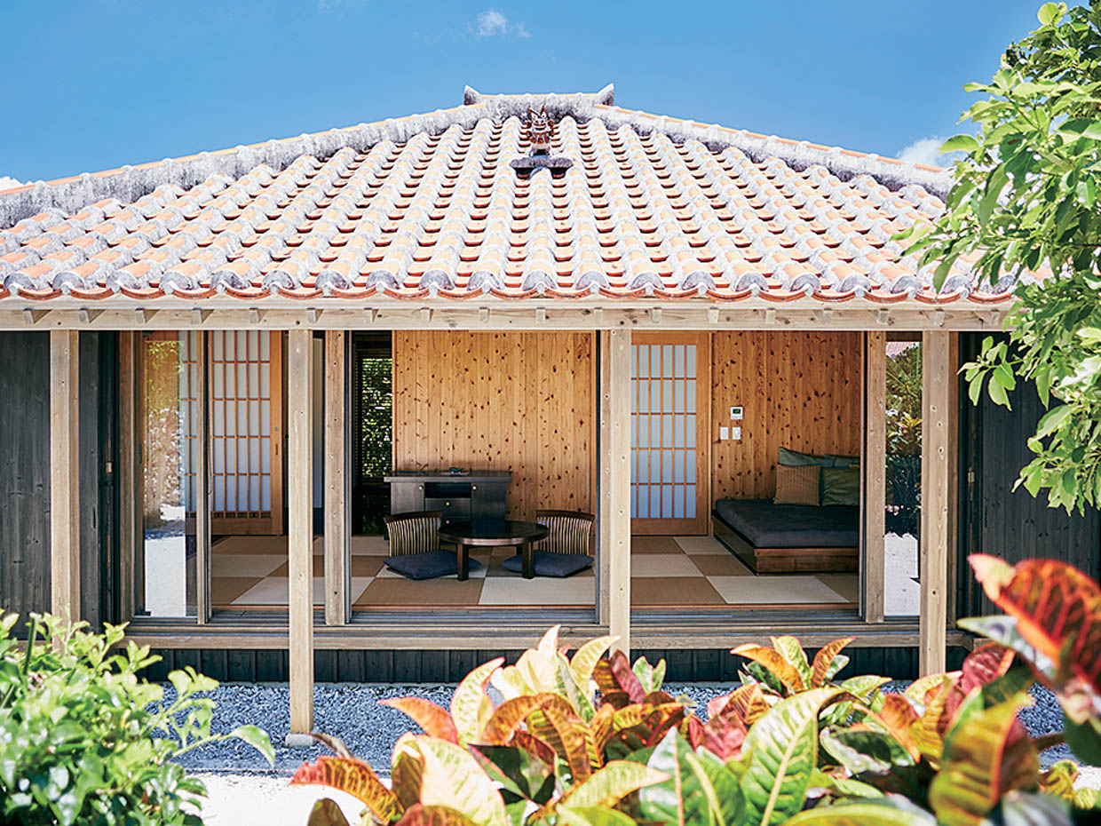 部屋タイプ「キャンギ」には琉球畳が敷かれ、ほんのりと香る畳の香りに癒やされる