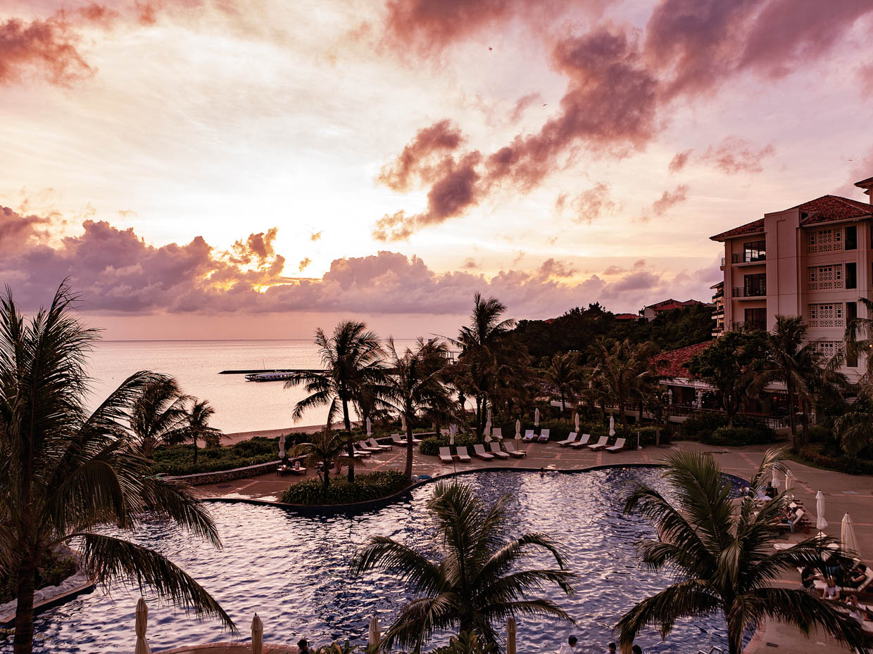 1997年7月10日にオープンした、ザ・ブセナテラス。気持ちいい潮風が通り抜ける、コロニアル様式で落ち着いたたたずまい