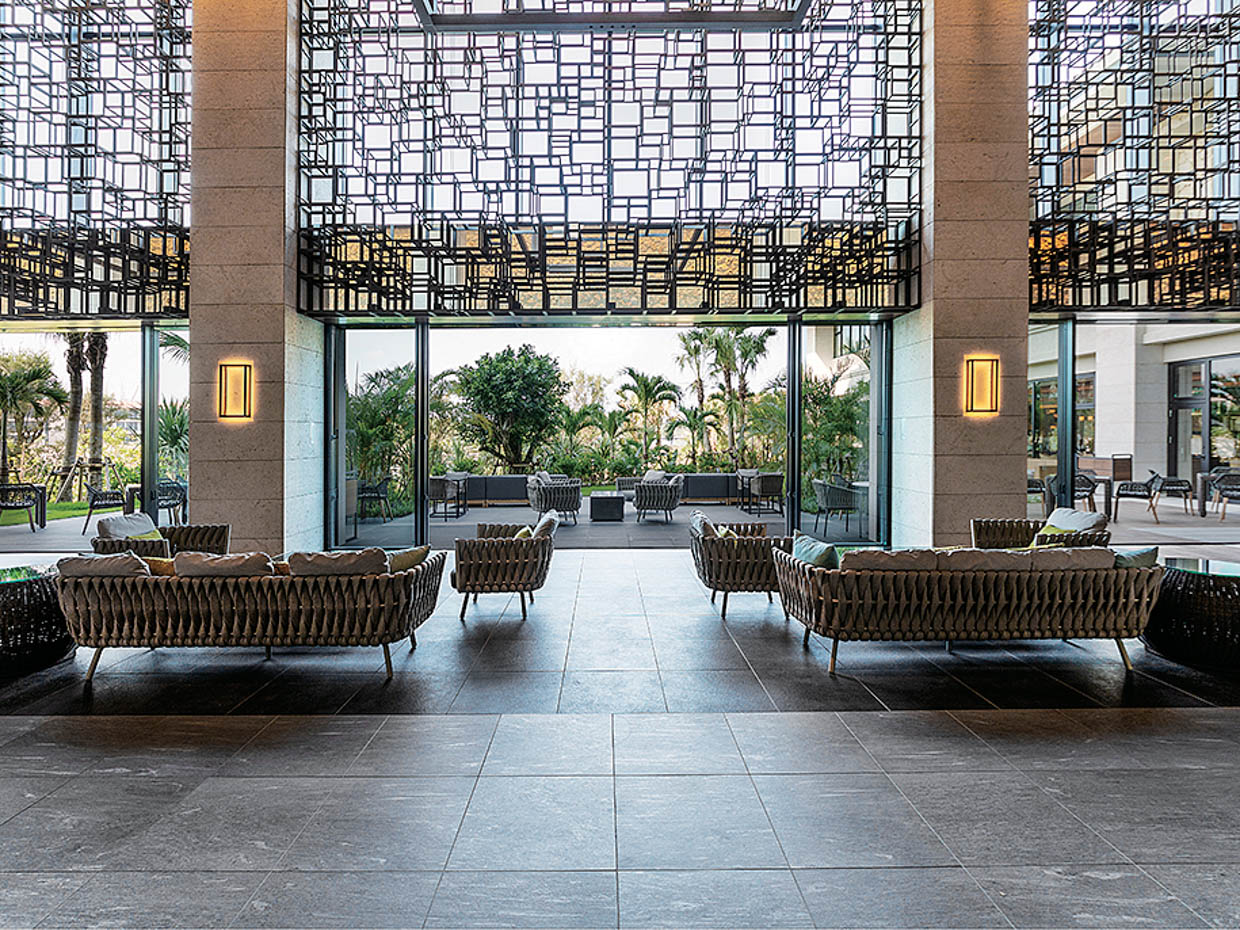 格子越しに木漏れ日のような影が差す端正なロビー