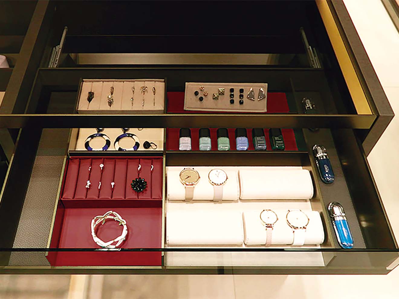 ジュエリーや時計といった小物を収納するためのドロワーパーツもそろえ、引き出し内部も自分が使いやすいよう自由にカスタマイズできる。