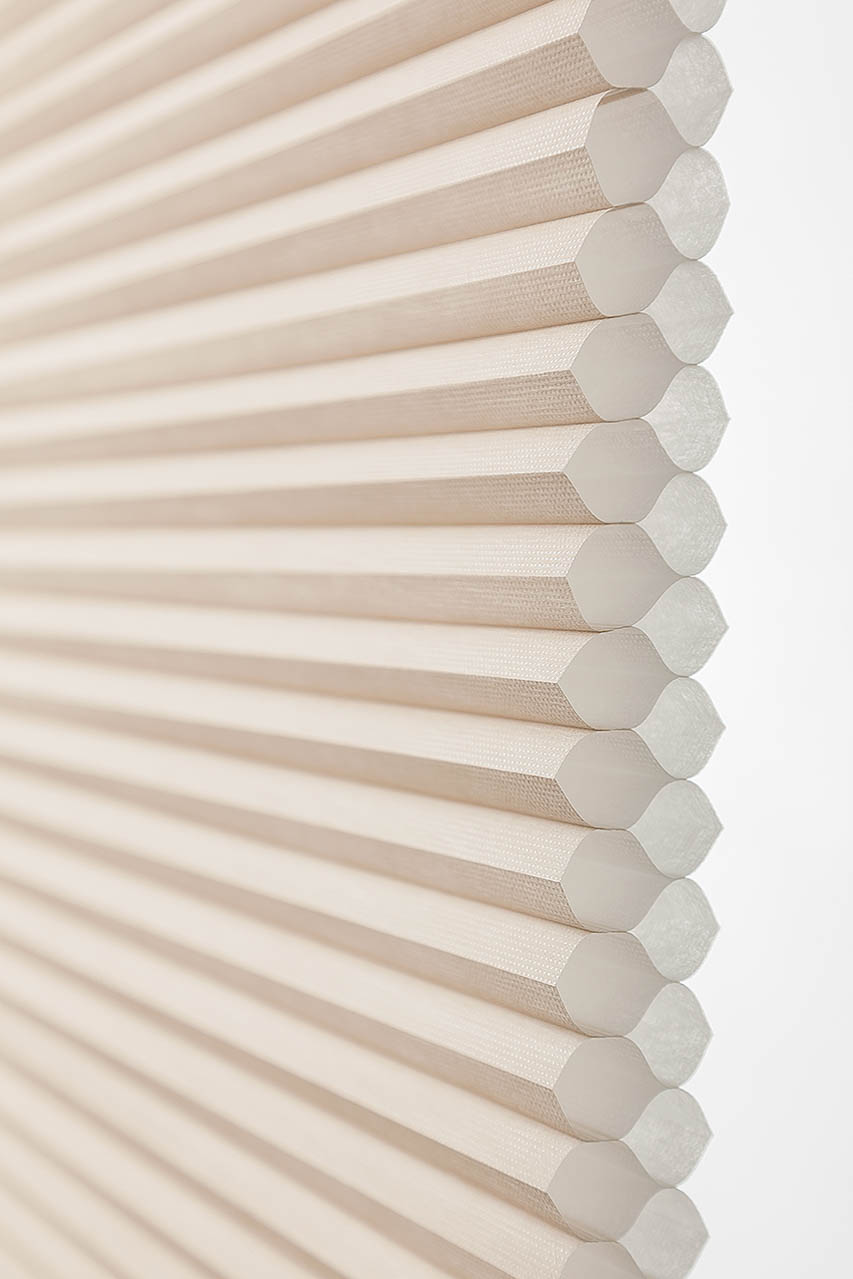 ハニカム構造に空気が取り込まれ、二重の空気層を形成。ダブルの空気の壁が、屋外の暑さ、寒さが室内に伝わることを防ぎ、室内の温度が外に逃げることを抑えてくれる。