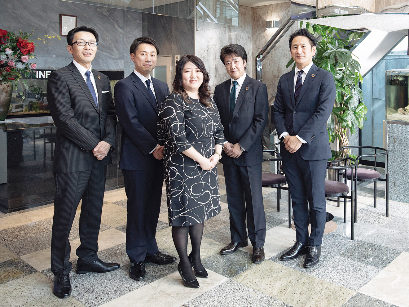 原一探偵事務所の大原千晶氏（中央）と4人のプロフェッショナルたち