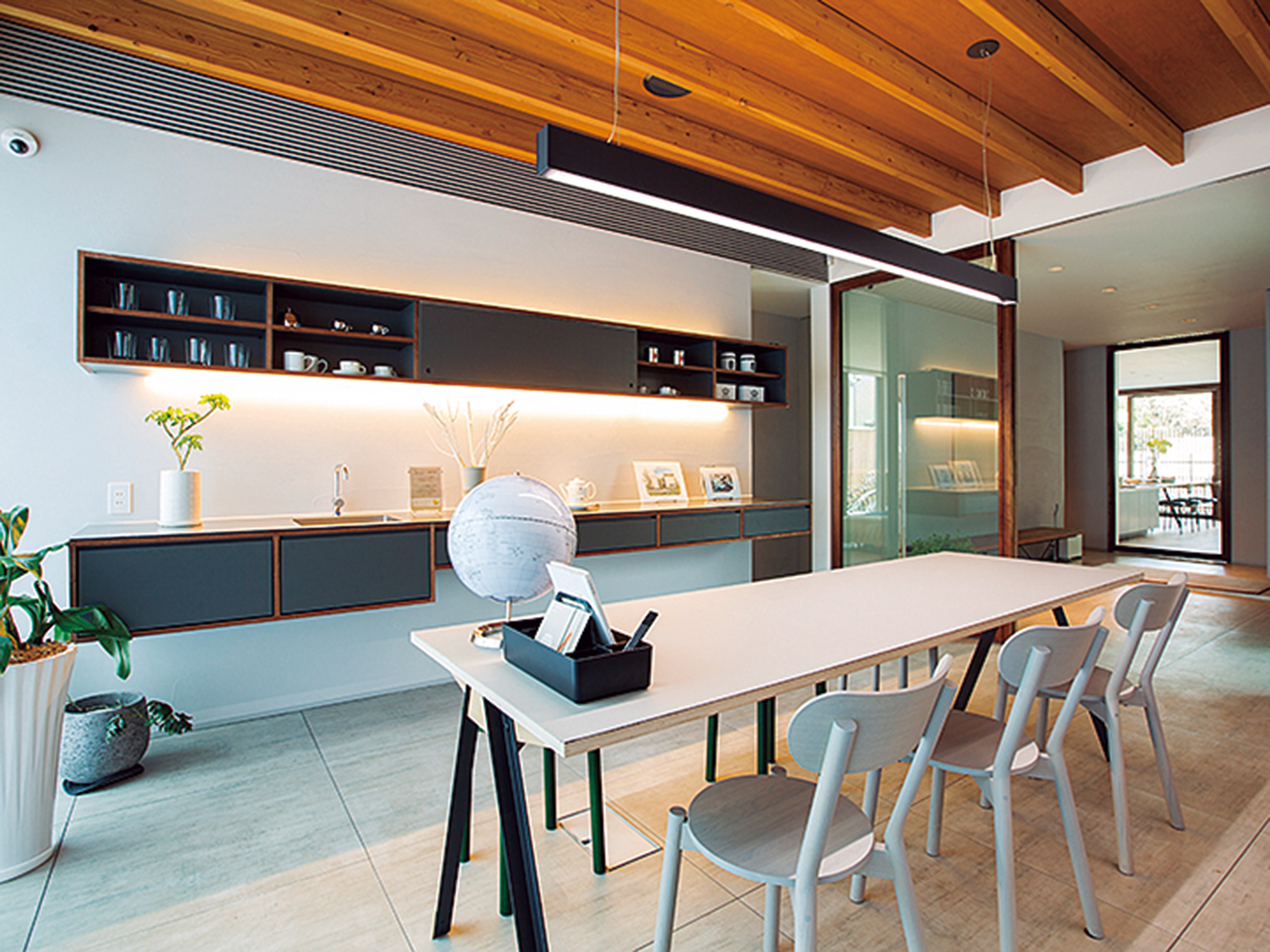 フレキシブルに使えるSOHOも伸びやかで明るい空間。扉を開け放てばエントランスを通してリビングダイニングまで一直線につながる。