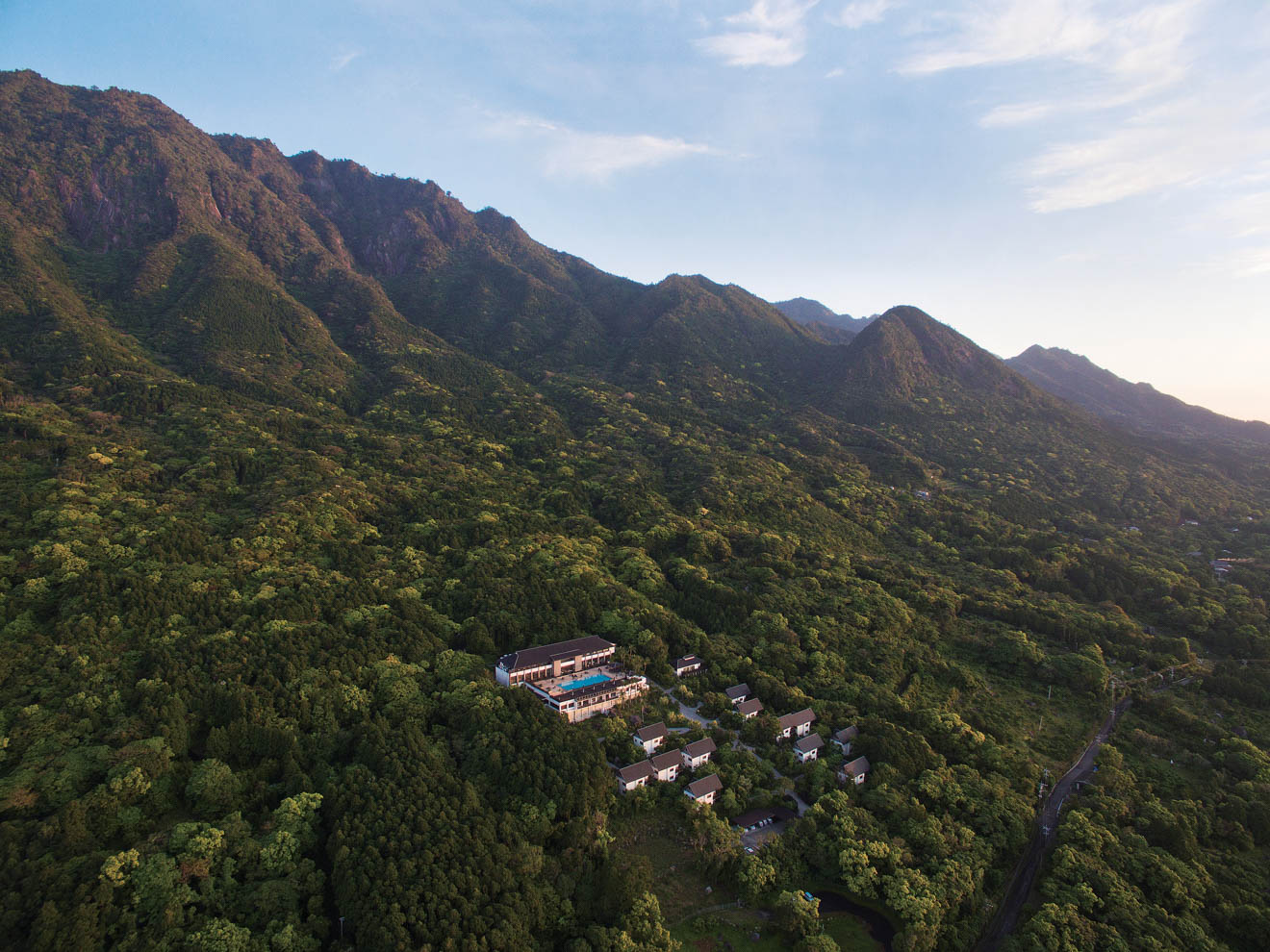 深い緑の中にたたずむサンカラホテル。都会の喧騒から遠く離れたこの場所に、非日常の空間が広がっている。客室はスイートからヴィラまで全5タイプ29室