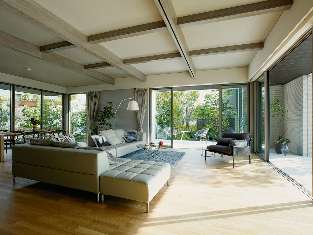 遮るものなく視界が広がる気持ちのよいリビング。天井に設けた強靭な梁により、柱を設けることなく最大7mもの大空間が実現する。