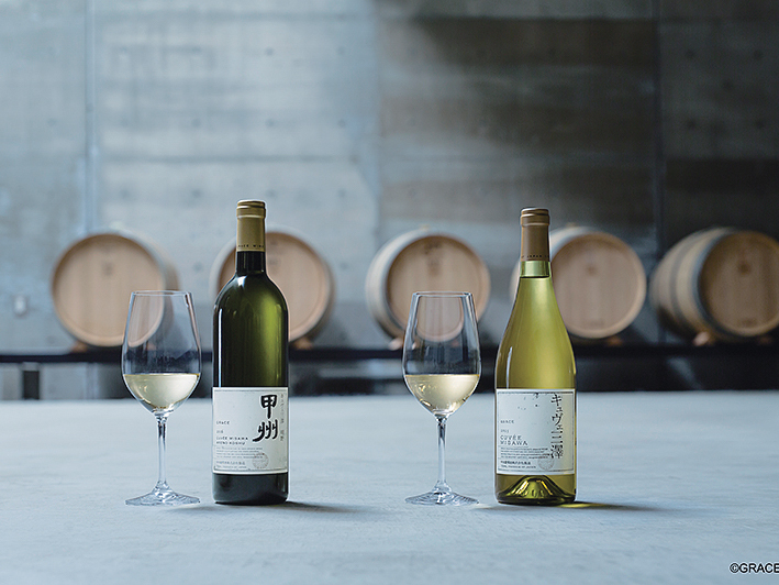 「Decanter World Wine Awards 2014」にて、「キュヴェ三澤 明野甲州 2013」が日本ワイン初のゴールドメダルとリージョナルトロフィーを受賞。©GRACE WINE