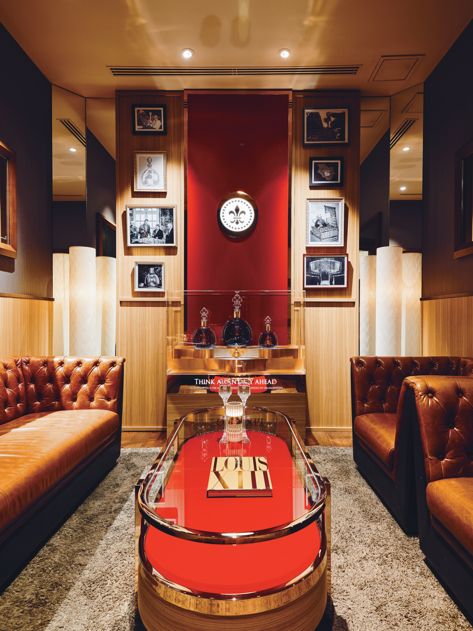 ルイ・レッドでしつらえられたテーブルや壁面が印象的な「ザ・ルイ13世ルーム」。ANAインターコンチネンタルホテル東京3階に位置するメインバー「ダビンチ」にオープン。