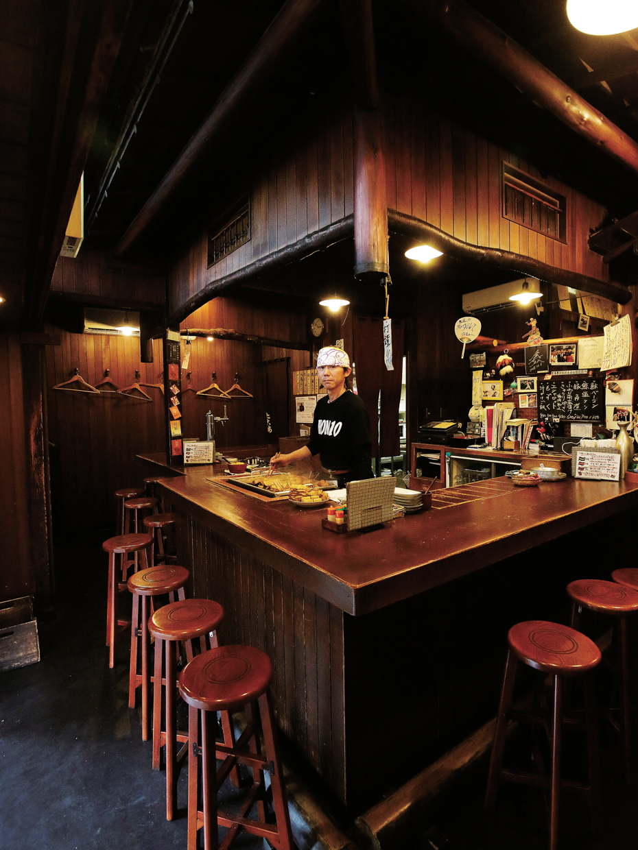 コの字形のあめ色になったヒノキのカウンターの中で&ldquo;鍋番&rdquo;をする店長の和田訓行氏