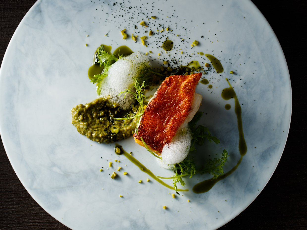 食器は多くのシェフから絶大な信頼を得ているカマチ陶舗にてオーダーメイドした有田焼を使用。料理の美しさを一層引き立たせる。