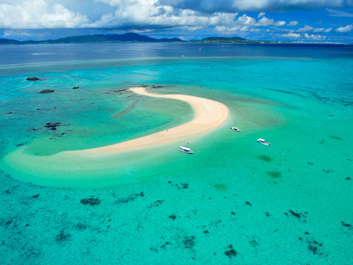 干潮で出現する幻の島は一見の価値あり。