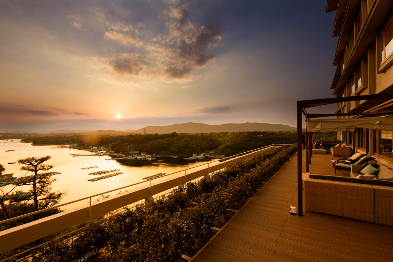 英虞湾に落ちる夕日は、日本の夕陽百選にも選出されている。真珠筏（いかだ）浮かぶ英虞湾がオレンジ色に染まる美しさは、長く記憶に残ることだろう。