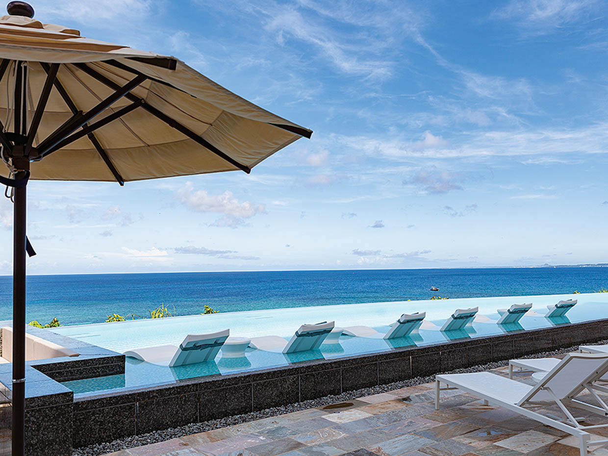 サンセットウイングのオーシャンテラスプール（利用は16歳以上）。目前には、さえぎるもののない東シナ海のエメラルドグリーンの海が広がる