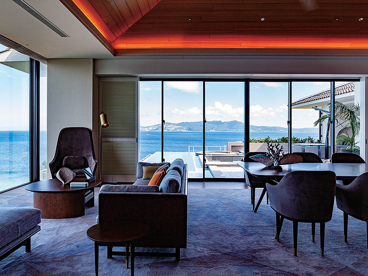 プール、ジェットバス付きの「オーキッドスイート（294㎡）」のリビング