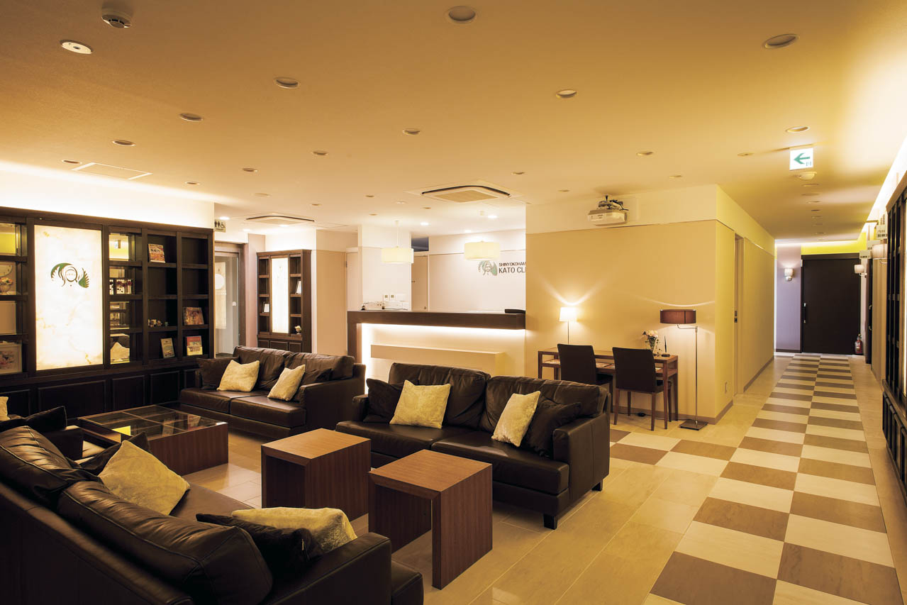 受付のあるロビーはホテルのように高級感のある落ち着いた空間。 1時間ほどかかる治療も個室で受けられるため、ゆったりとリラックスして過ごすことができる