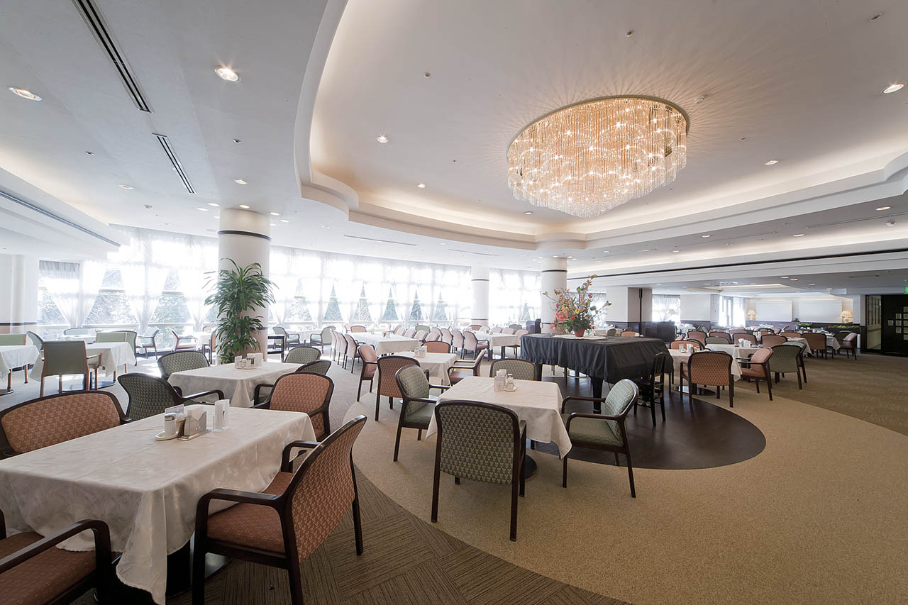 陽光あふれるダイニングルームは、3度の食事はもちろん、ティータイムやおしゃべりも楽しめる憩いの場となっている。部屋での自炊も可能