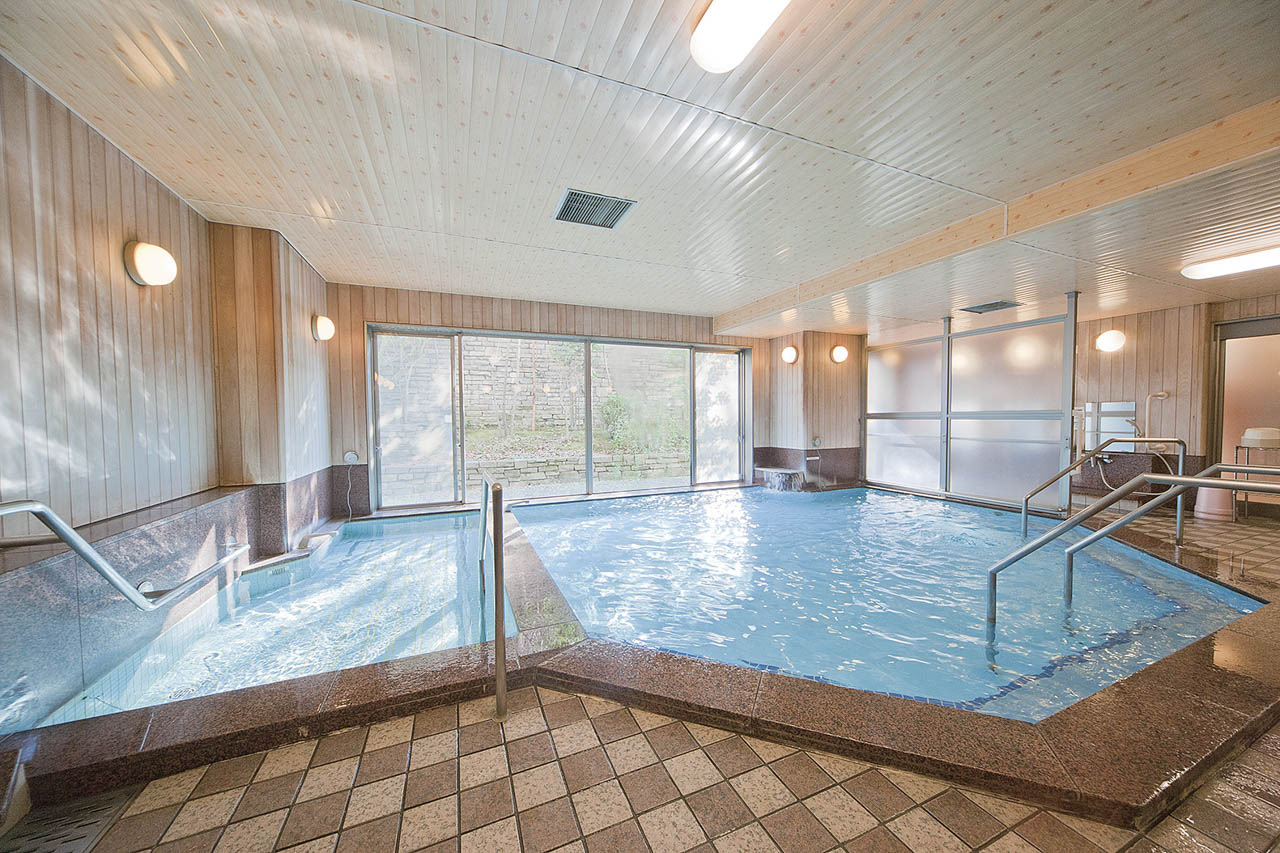 広々とした大浴室は、自由に利用することができる。一日のリフレッシュに足を伸ばしてゆったりとつかりながら疲れを癒やしたい