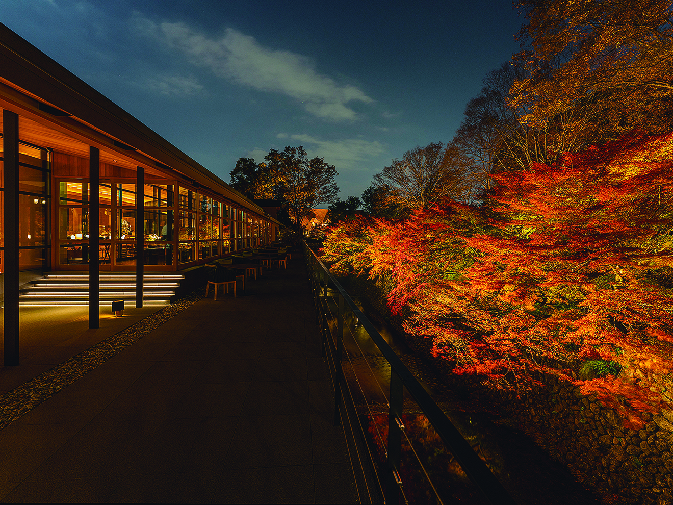 ROKU KYOTO, LXR Hotels & Resorts テラスと紅葉