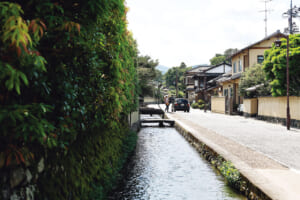 賀茂川から分流し、上賀茂神社を通って流れる明神川