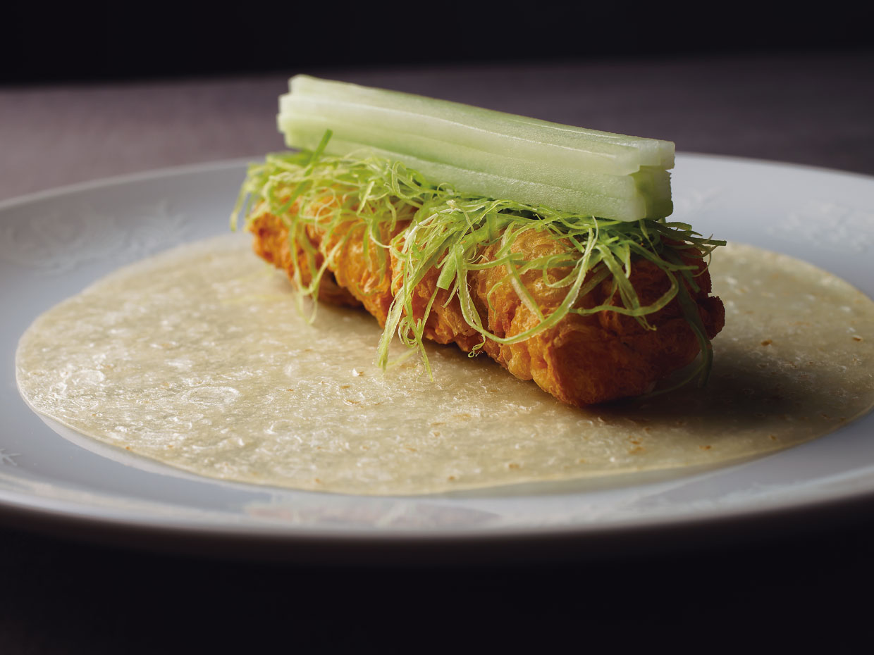 北京ダックに見立てた中国の伝統的な精進料理を、京都のきゅうりの存在感を高めて作った(茶禅華 川田智也 氏)