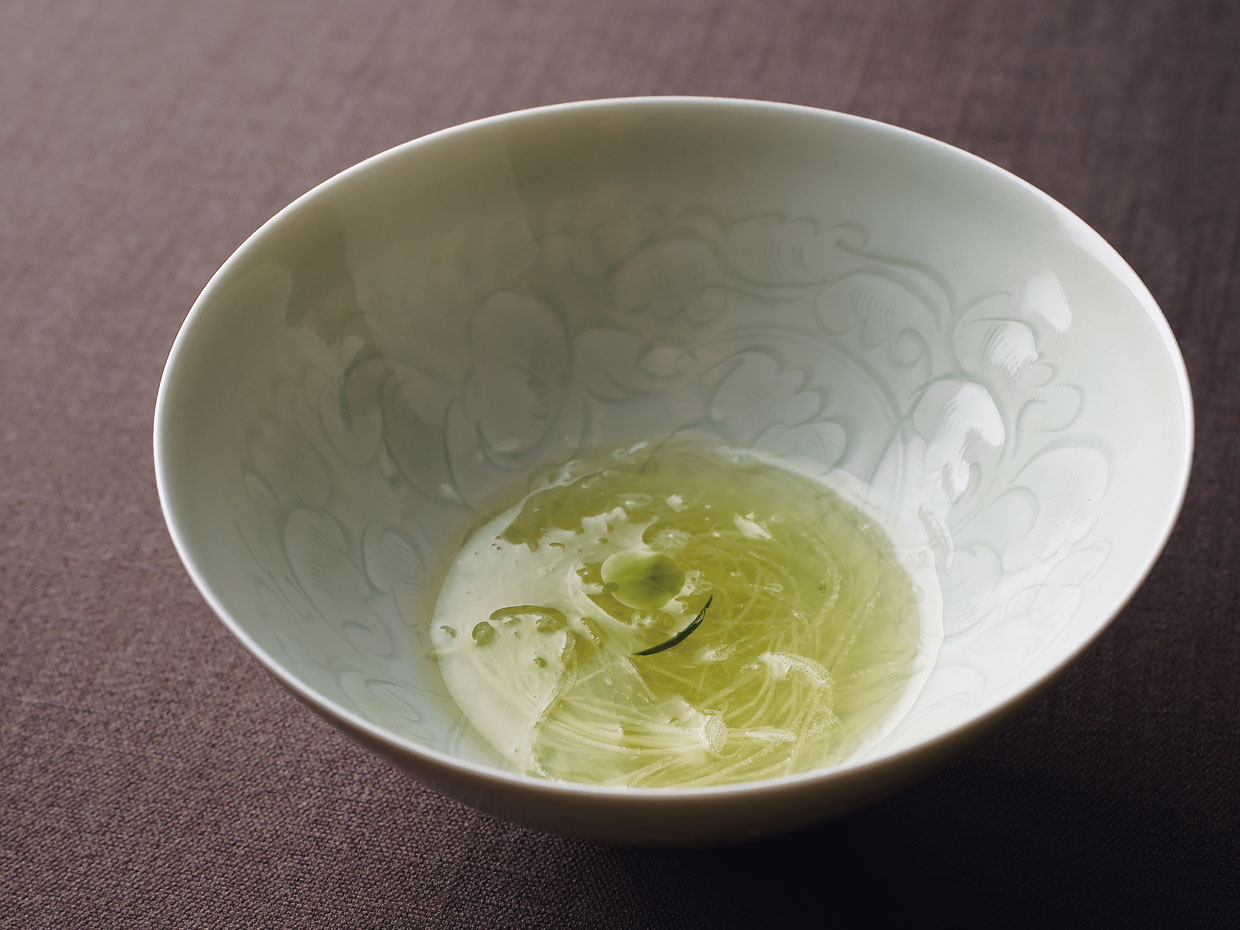 きゅうりをごく細く切り、苦みが特徴の四川の青山緑茶と日本の玉露を合わせた液体に入れた品(茶禅華 川田智也 氏)