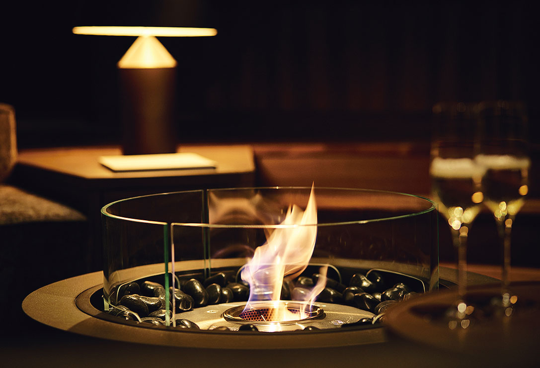 ふふ&ensp;旧軽井沢&ensp;静養の森。全客室にはバイオエタノール暖炉が設けられている。