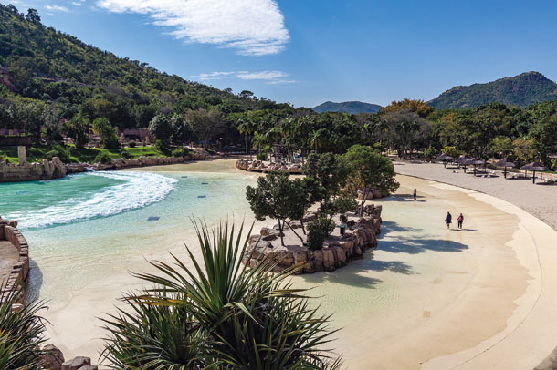 周囲を山と緑が囲む不思議な景観を成す「波の谷」