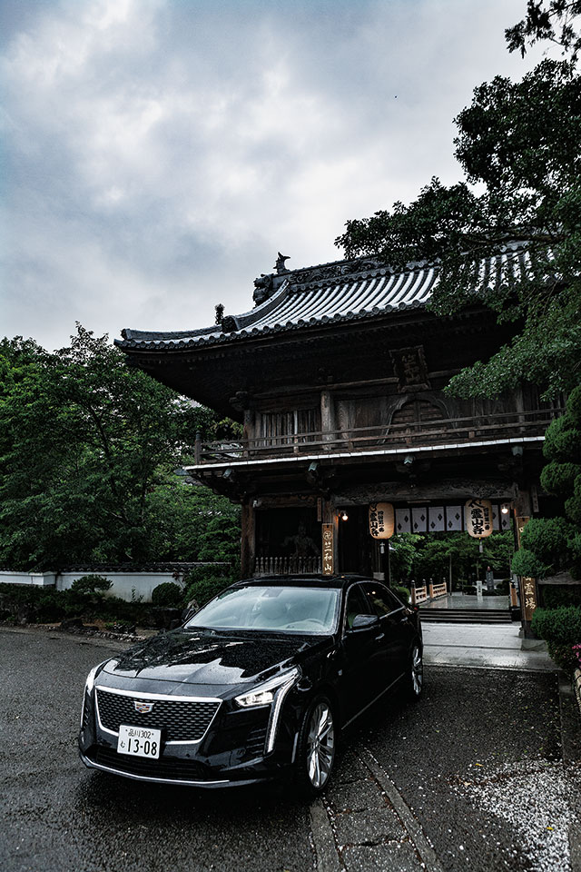 霊山寺の山門とキャデラック