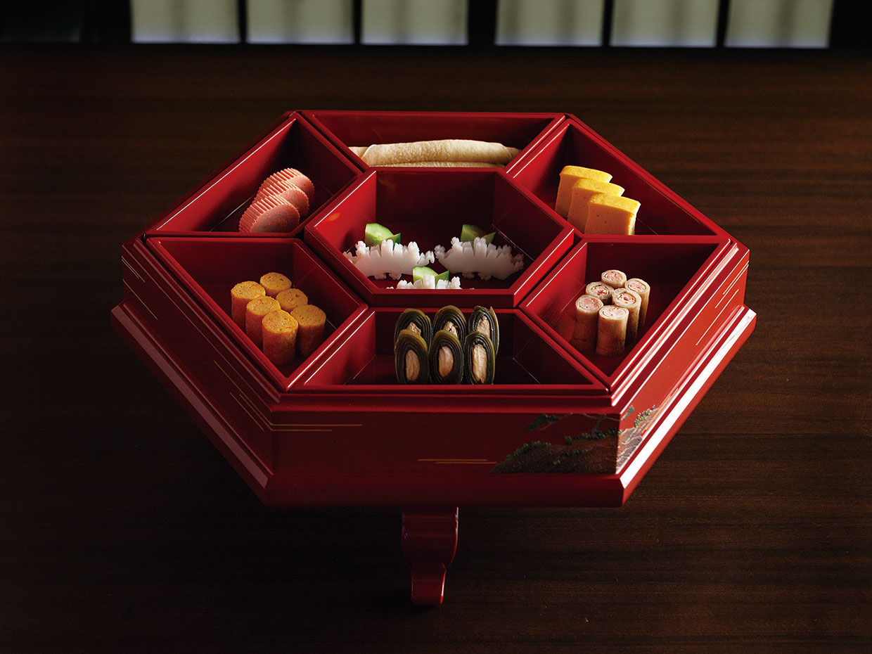 堆錦（ついきん）が施された漆塗りの器「東道盆（とぅんだーぶん）」に盛られた料理。中央は飾り切りした花イカ、上が「ぽうぽう」、左は肉（しし）かまぼこ