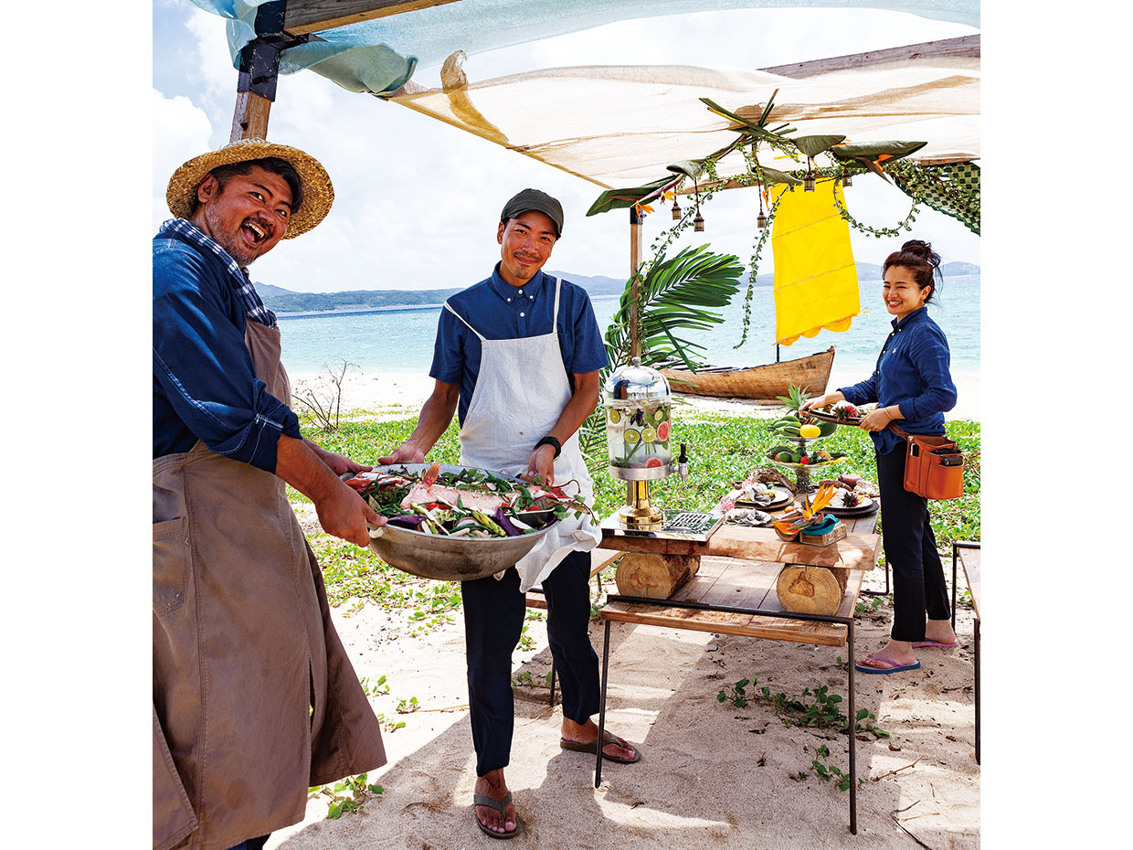 「やんばる畑人プロジェクト」のメンバー。左から、発起人の一人の満名匠吾さん、事務局の小泉伸弥さん、装飾担当の崎濱ちはるさん