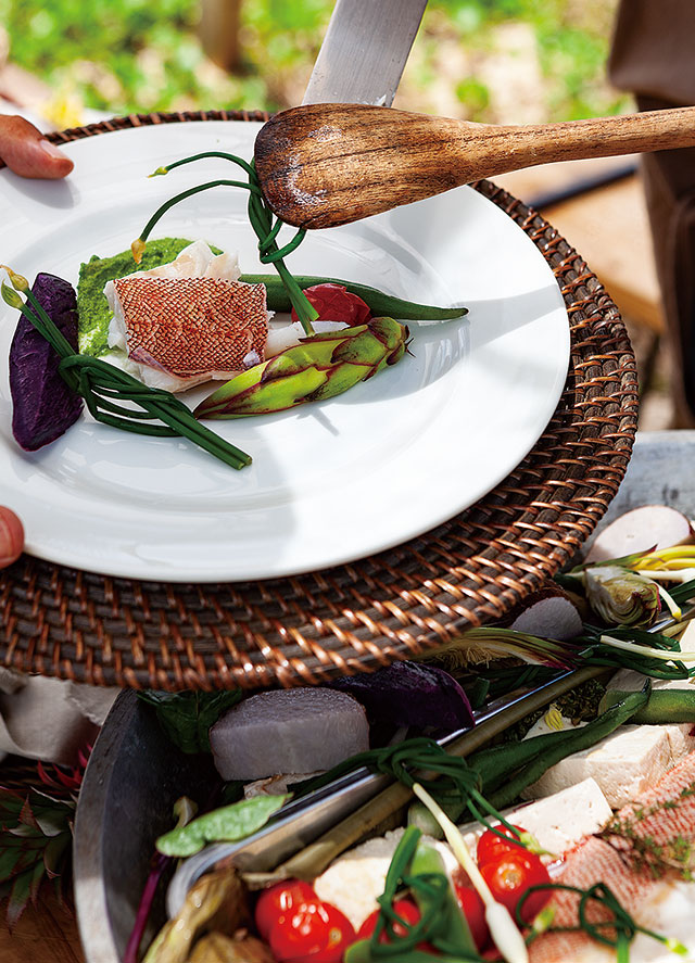 やんばる畑人プロジェクト。アカジン、紅芋、島豆腐のほか、花ニラやジンジャーリリー、ドラゴンフルーツのつぼみやオクラも加え、からしな（シマナー）のソースで食す