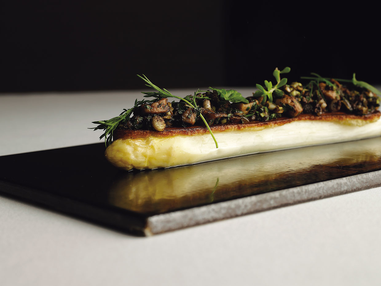 カンテサンス、ホワイトアスパラガスと、細かく切ってソテーした鳩のレバーとフォワグラを合わせた、異色の組み合わせ