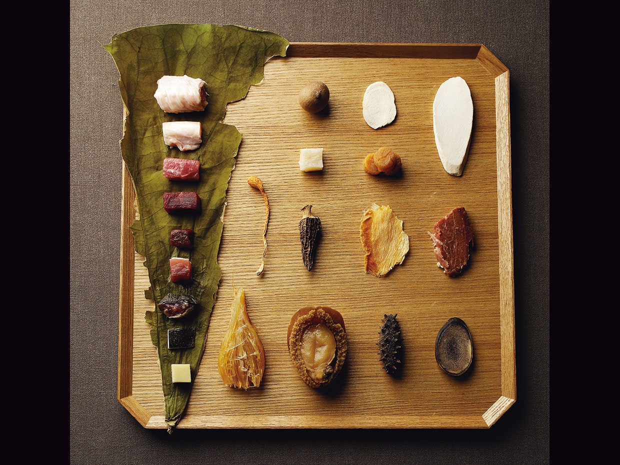 茶禅華。仏跳牆の提供前に、使用した21種類の素材を客にプレゼンテーション