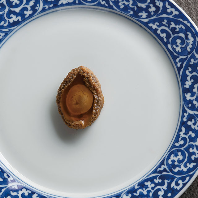 茶禅華。中国料理の随一の高級食材、干し鮑。三陸吉浜産の最高品質のものを、淡い味付けで仕上げる