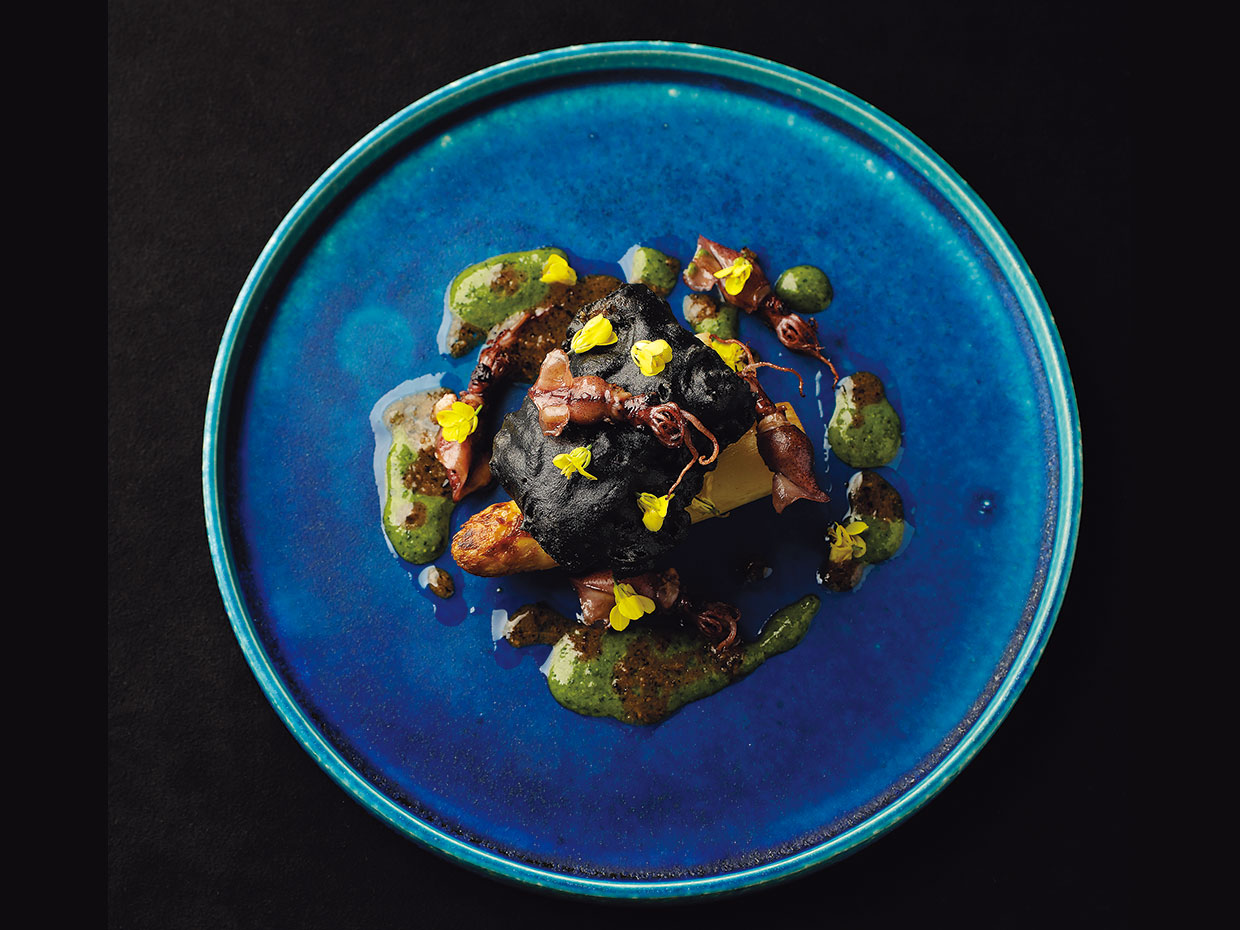 エディション・コウジ&ensp;シモムラ。高知県産のウツボを、そば粉や竹炭を溶いた生地にくぐらせて揚げた一品