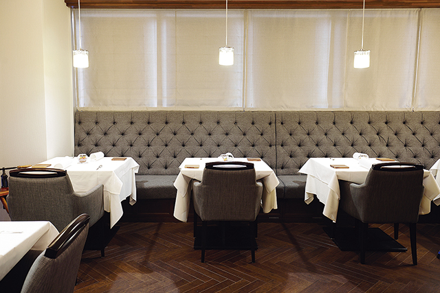 イル&nbsp;プレージョ、グレーを基調にした落ち着いた内装