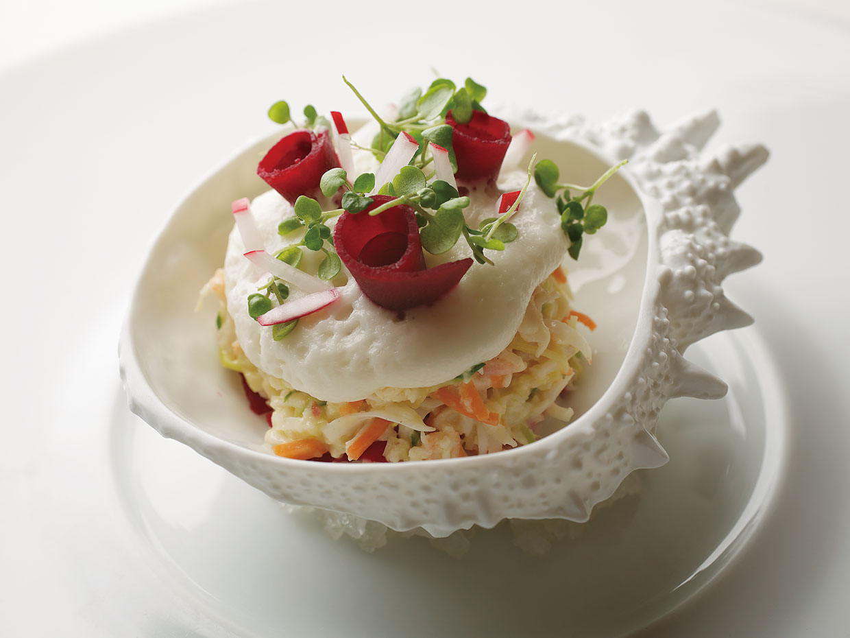 ル・ブルギニオン。タラバガニと根菜の組み合わせを楽しむ前菜