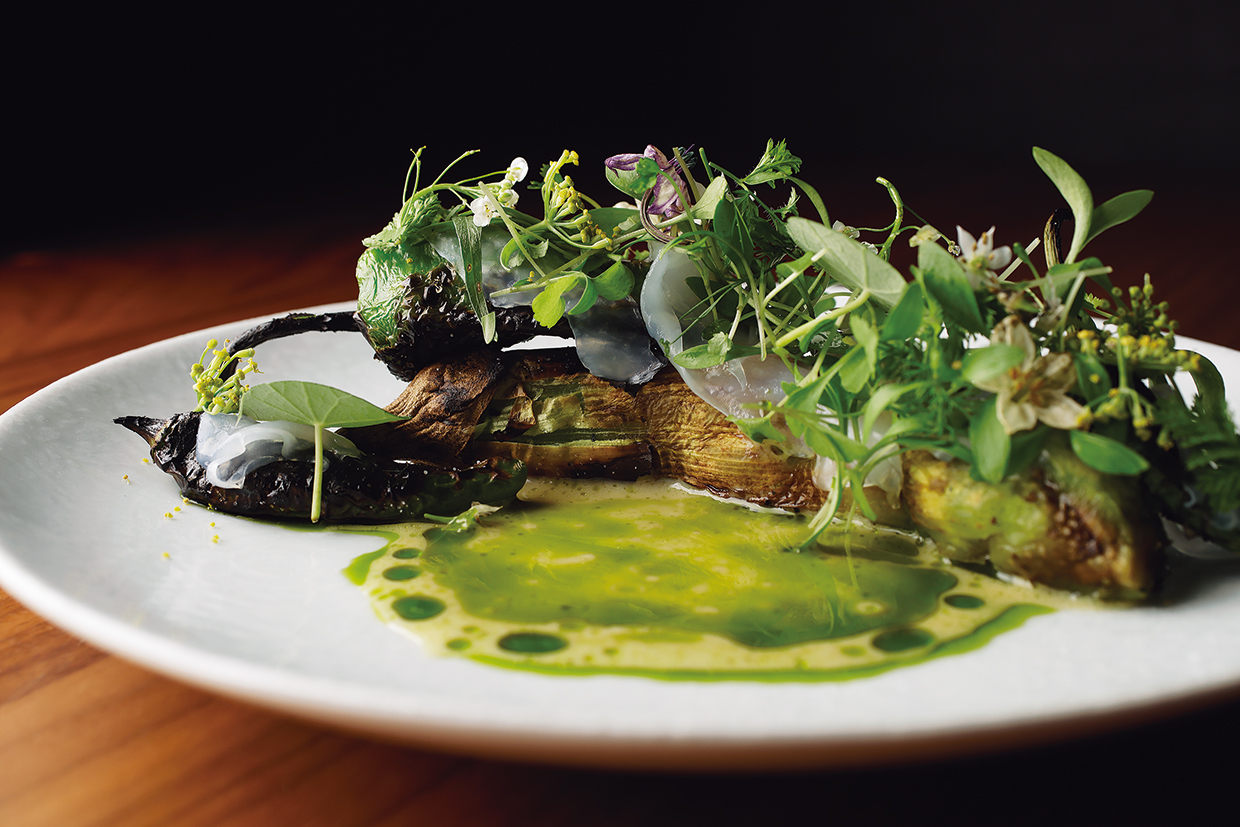 ル&nbsp;スプートニク。緑なす、万願寺唐辛子、紫唐辛子は直火て強く焼き、味を凝縮するとともに香ばしさをプラス