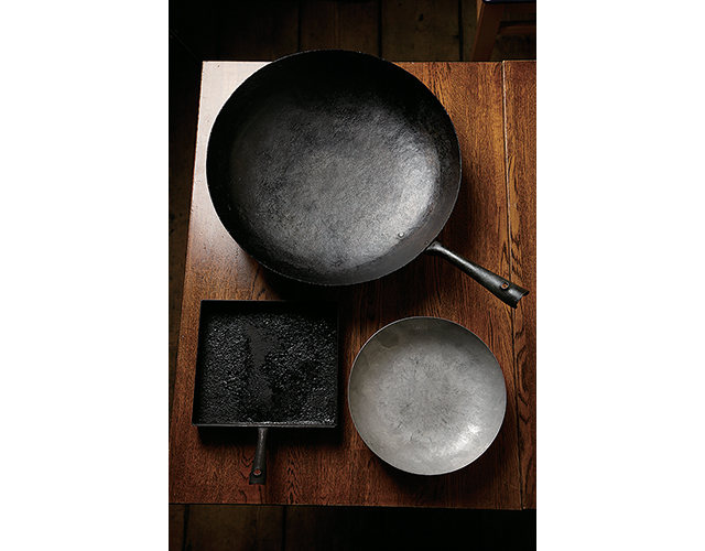 群馬にアトリエを構える鉄の作家、成田理俊さんのフライパンや器