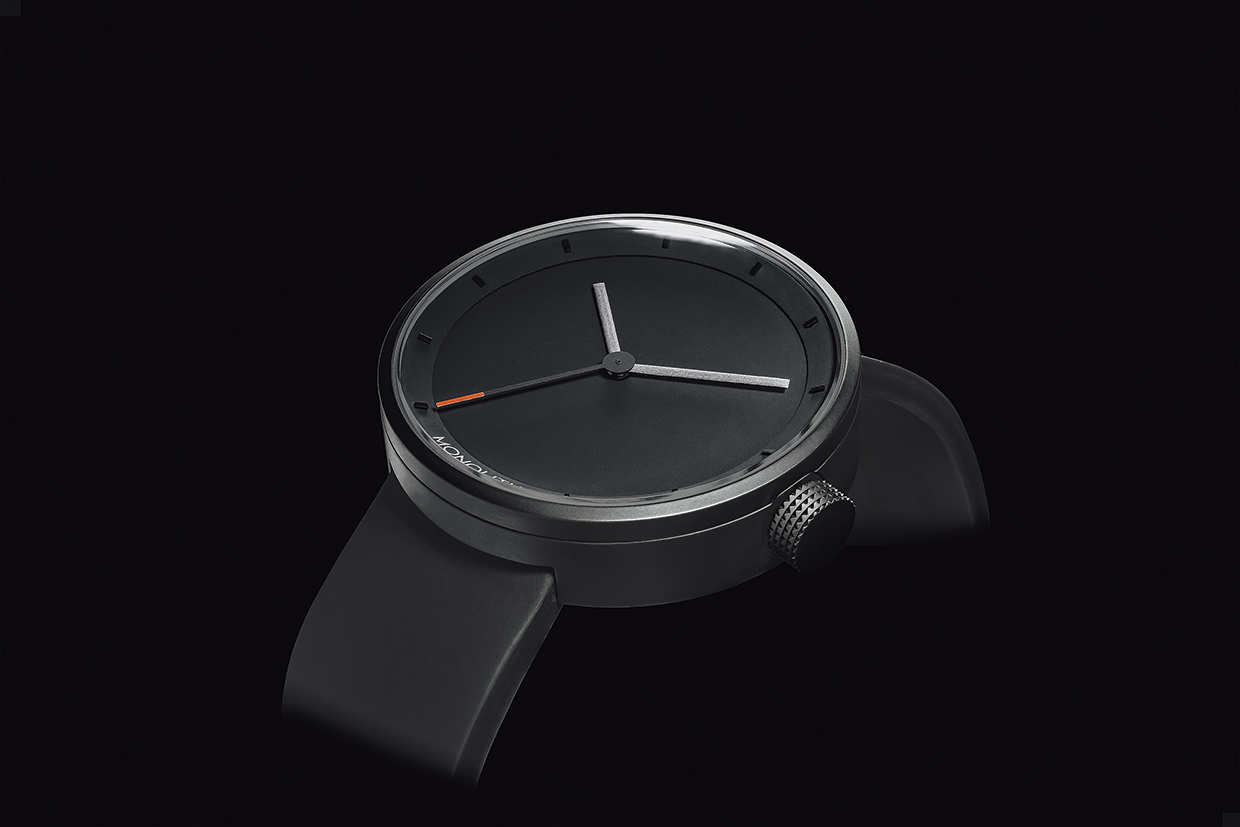 「MONOLITH」自動巻き、ケース径45mm、ブラックIPコーティングチタン×ラバーストラップ、10気圧防水、50本限定、550,000円