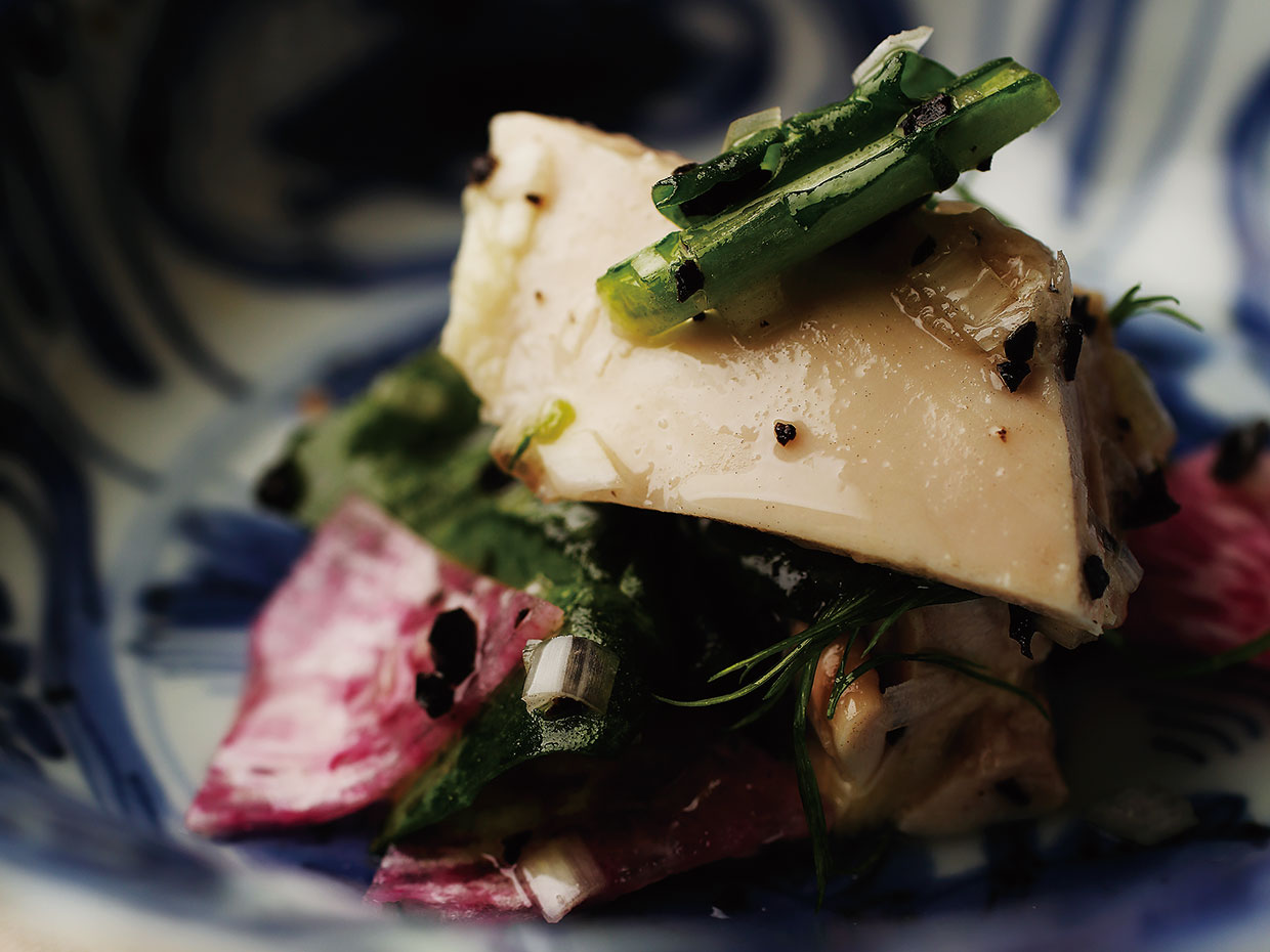 御田町&nbsp;桃の木。ルッコラ、紅芯大根、蒸し鶏をトリュフであえて