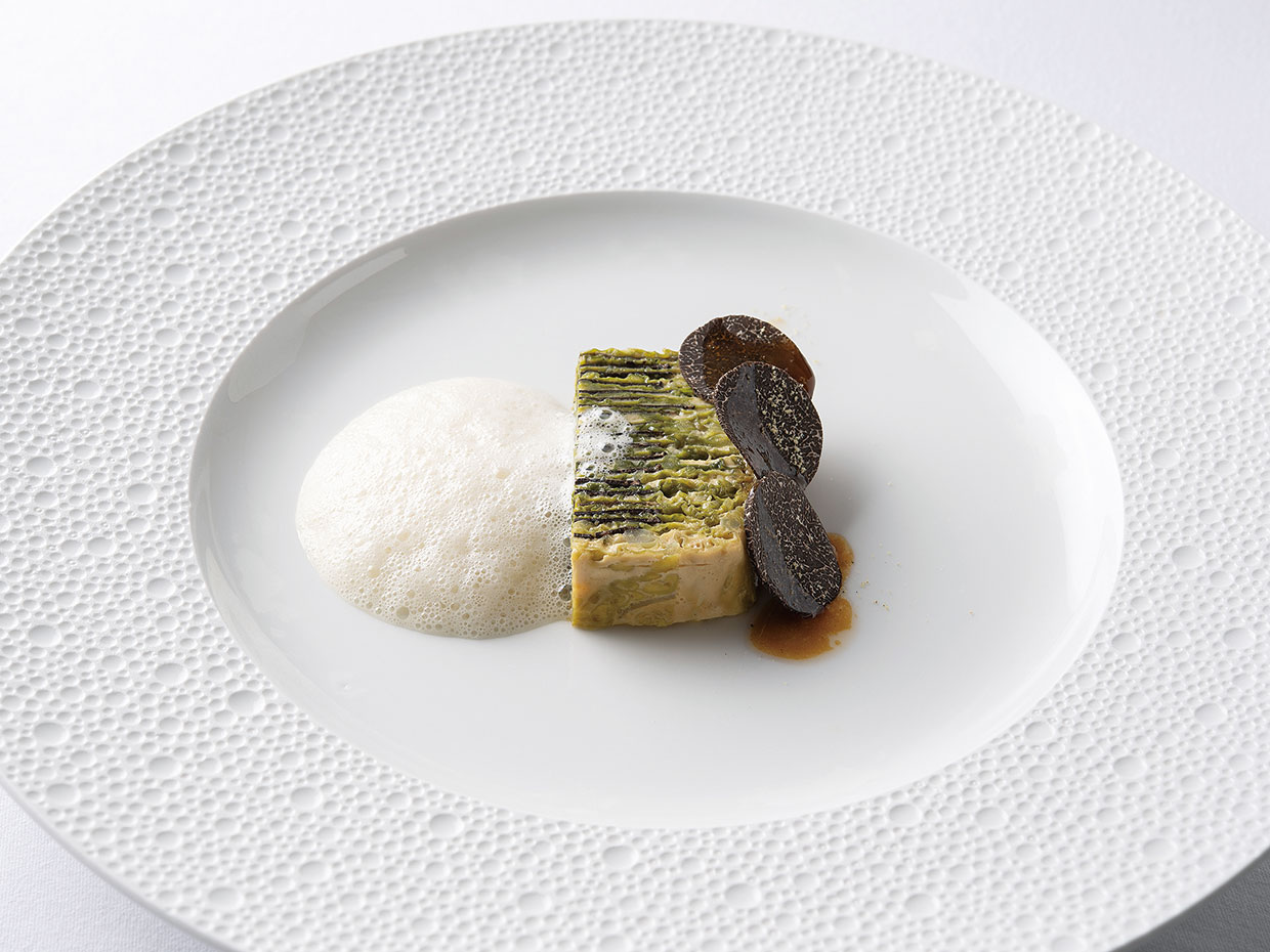 レストラン&nbsp;タテル&nbsp;ヨシノ&nbsp;銀座。ちりめんキャベツの間に、フォアグラとトリュフのスライスを挟み込んで作るテリーヌ