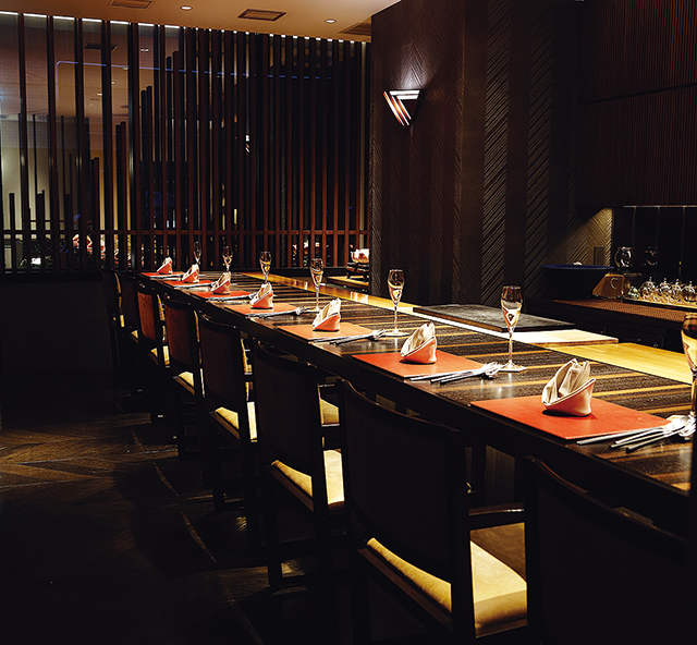 4000&ensp;Chinese&ensp;Restaurant&ensp;南青山、カウンターは8席