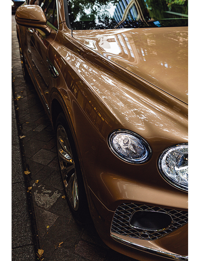 ベントレー「ベンテイガ EWB アズール」。ライトは点灯すると徐々に明るくなる