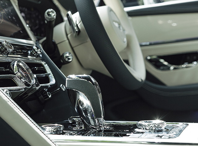 ベントレー「フライングスパーS」インパネ周りやドアパネルはウッドパネルを使用