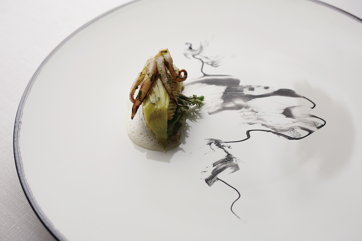 エスキス、ヤリイカをソテーし、レモンの皮やパセリの香りをつけたバターで風味づけ