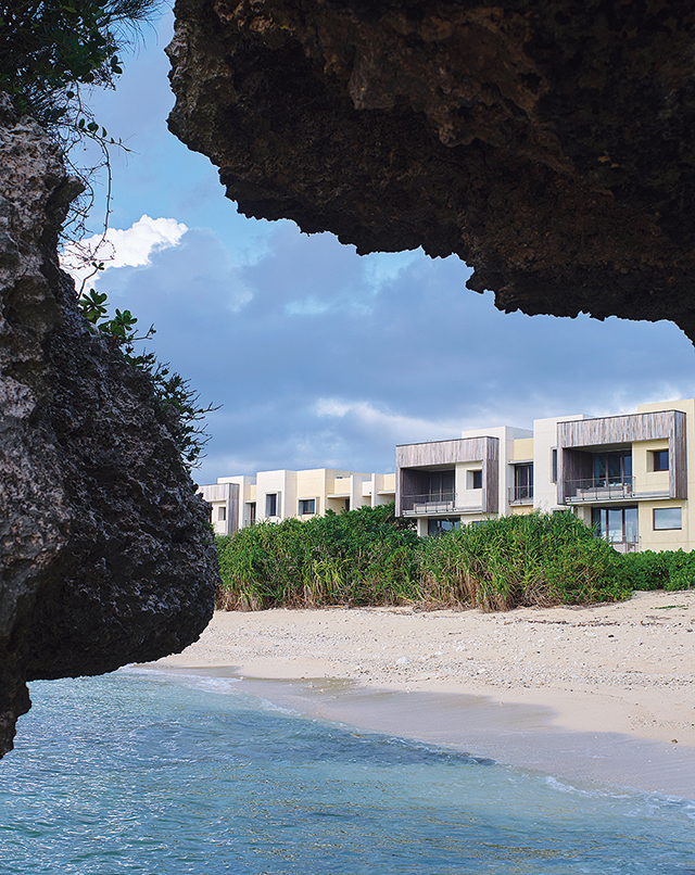 星のや沖縄。浜から見た客室