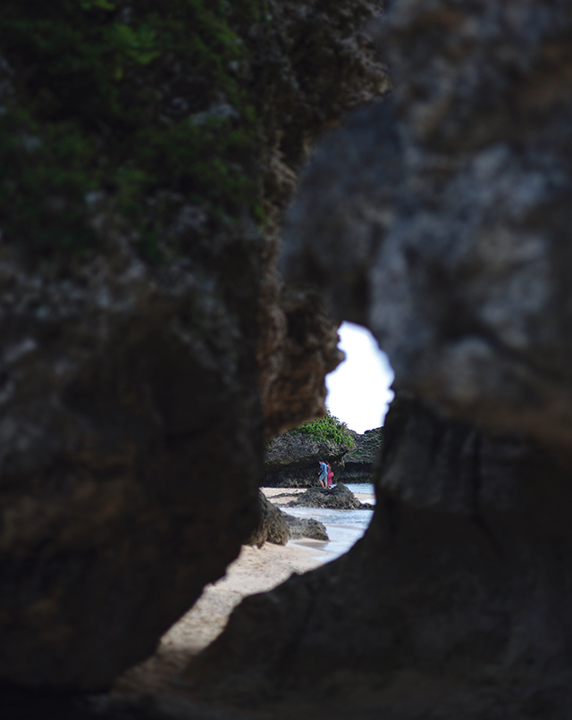 星のや沖縄。浜の巨岩からのぞいた海